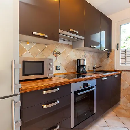 Vacation House-jacuzzi Garden سيلتسي