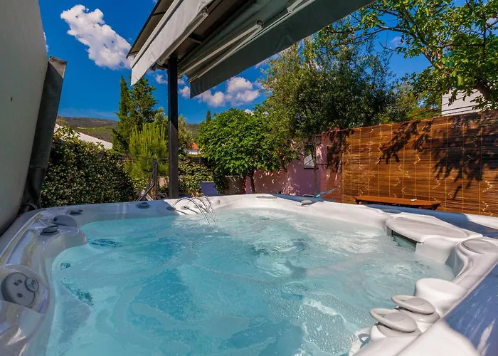 Vacation House-jacuzzi Garden Dom wakacyjny *