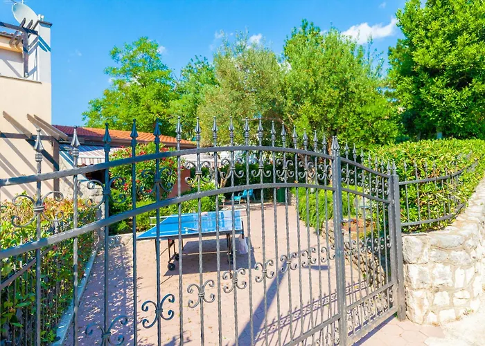 Dom wakacyjny Vacation House-jacuzzi Garden