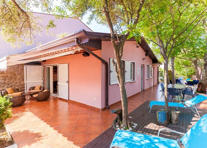Dom wakacyjny Vacation House-jacuzzi Garden