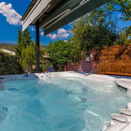 Vacation House-jacuzzi Garden Ferienhaus *
