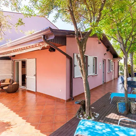 Holiday home Vacation House-jacuzzi Garden