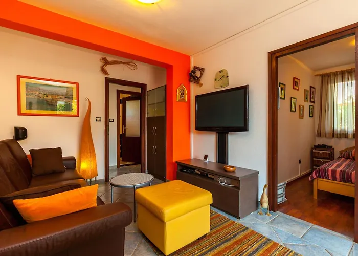 Vacation House-jacuzzi Garden Ferienhaus