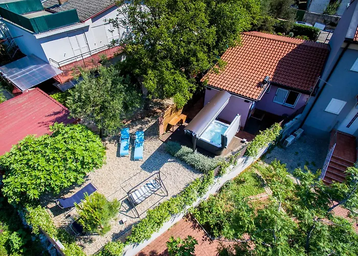 Vacation House-jacuzzi Garden Ferienhaus Selce